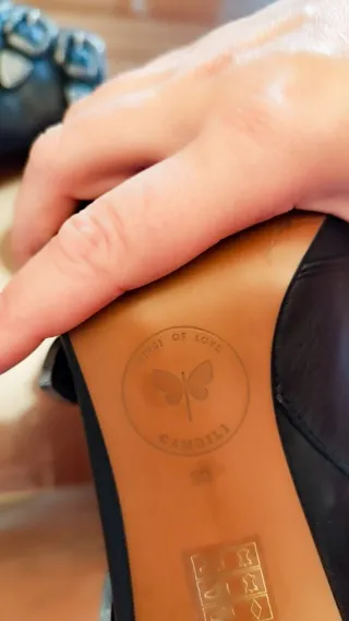 Botines piel negro con hebillas plateadas