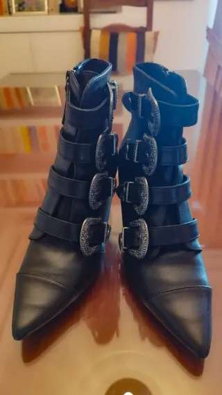 Botines piel negro con hebillas plateadas