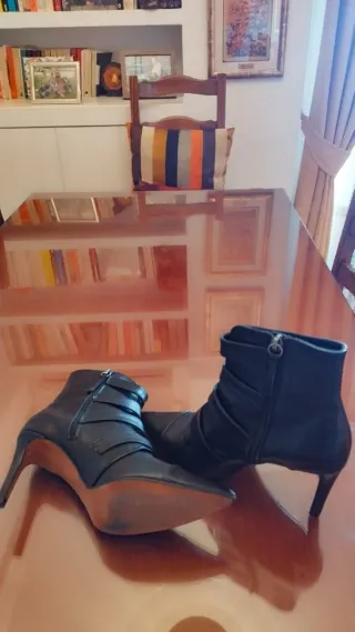 Botines piel negro con hebillas plateadas