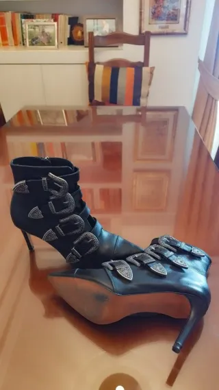 Botines piel negro con hebillas plateadas