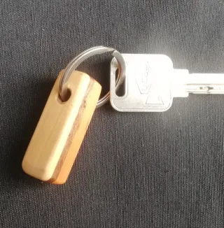 Llavero 1 de madera noble.