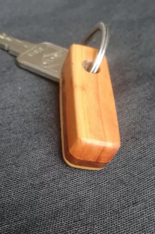 Llavero 1 de madera noble.