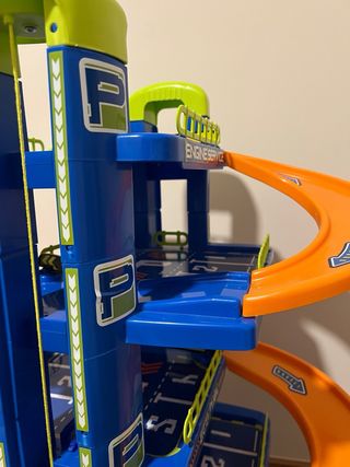 Garaje de coches de juguete