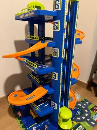 Garaje de coches de juguete