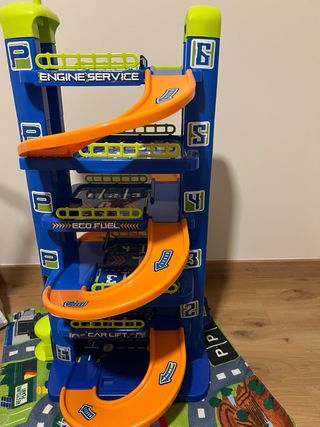 Garaje de coches de juguete