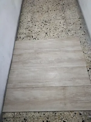 Suelo vinilo 10 M2 imitación parquet.