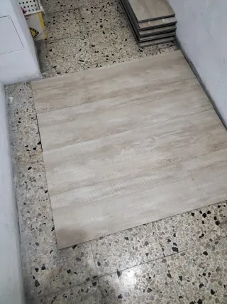 Suelo vinilo 10 M2 imitación parquet.