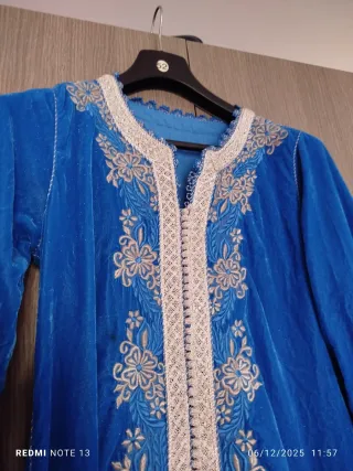 Caftano in velluto blu con ricami oro