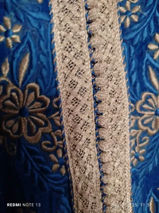 Caftano in velluto blu con ricami oro