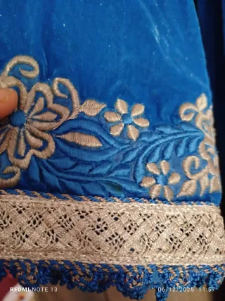 Caftano in velluto blu con ricami oro