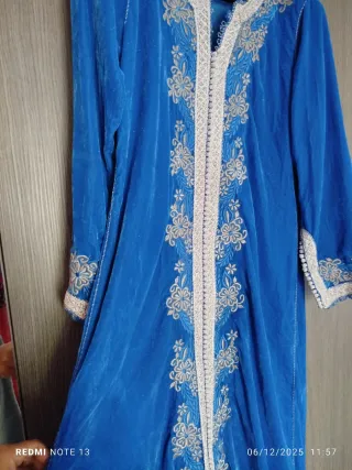 Caftano in velluto blu con ricami oro