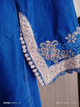 Caftano in velluto blu con ricami oro