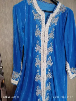 Caftano in velluto blu con ricami oro