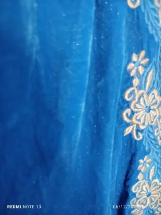 Caftano in velluto blu con ricami oro