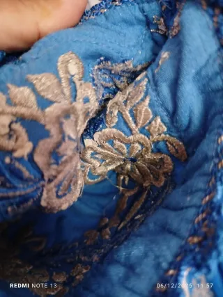 Caftano in velluto blu con ricami oro