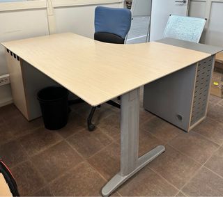 Scrivania da ufficio con cassetti