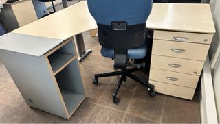 Scrivania da ufficio con cassetti