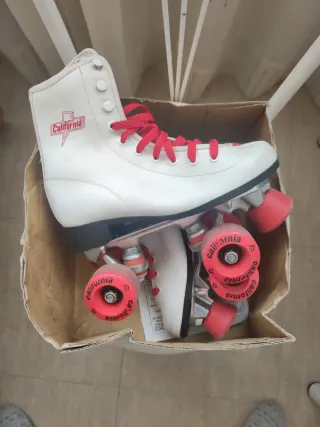 Patines California blancos con cordones rojos