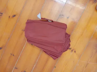 Zapatero colgante de tela rojo