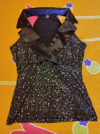 Top Negro con Cuello Smoking y Estampado Plateado