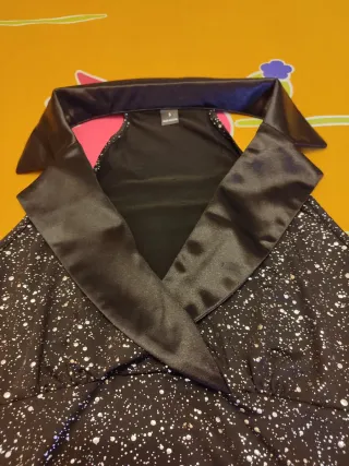 Top Negro con Cuello Smoking y Estampado Plateado