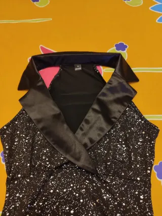 Top Negro con Cuello Smoking y Estampado Plateado