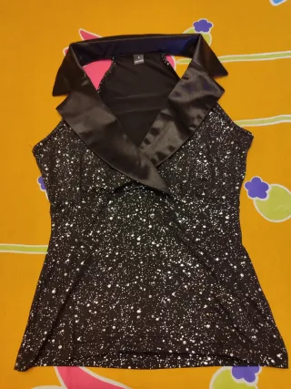 Top Negro con Cuello Smoking y Estampado Plateado