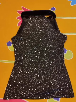 Top Negro con Cuello Smoking y Estampado Plateado