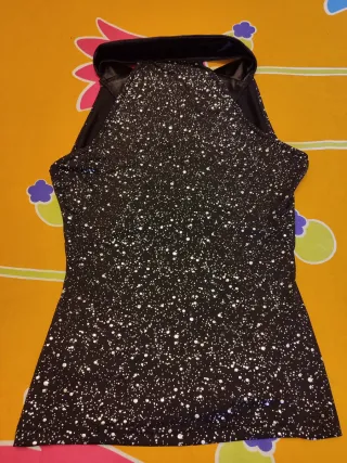 Top Negro con Cuello Smoking y Estampado Plateado