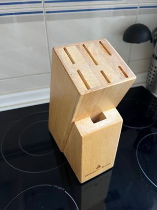 cafetera, botellero, posa cuchillos y vaso