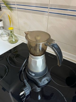 cafetera, botellero, posa cuchillos y vaso