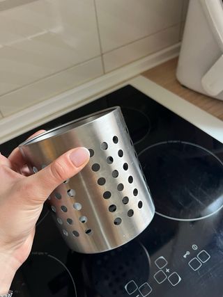 cafetera, botellero, posa cuchillos y vaso