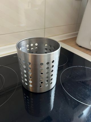 cafetera, botellero, posa cuchillos y vaso