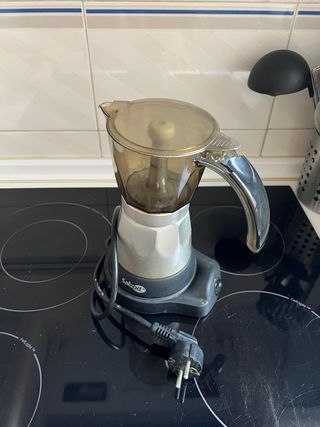 cafetera, botellero, posa cuchillos y vaso