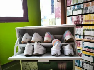 Zapatero de madera blanco con dibujos.