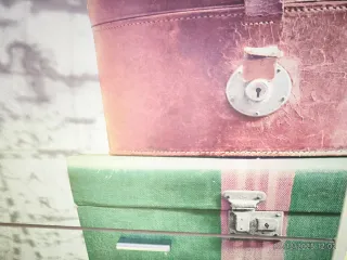 Zapatero de madera blanco con dibujos.