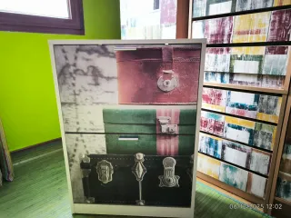 Zapatero de madera blanco con dibujos.