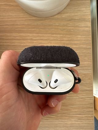 Apple AirPods 2 con funda protectora.