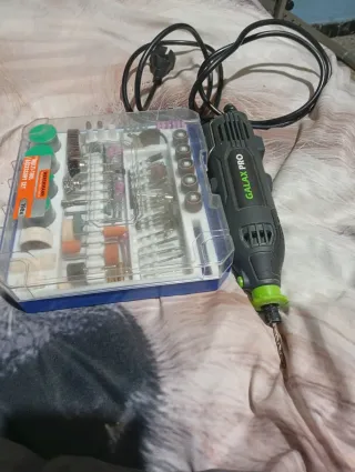 Dremel y caja accesorios multiherramienta