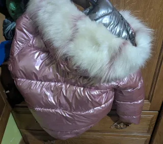 Abrigo rosa brillante con capucha