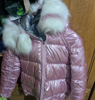 Abrigo rosa brillante con capucha