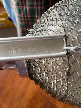 Garrafón antiguo con malla metálica