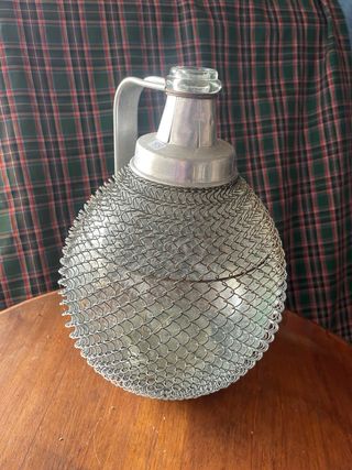 Garrafón antiguo con malla metálica