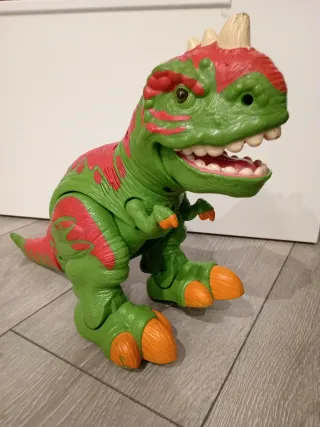 Dinosaurio de juguete verde y rojo
