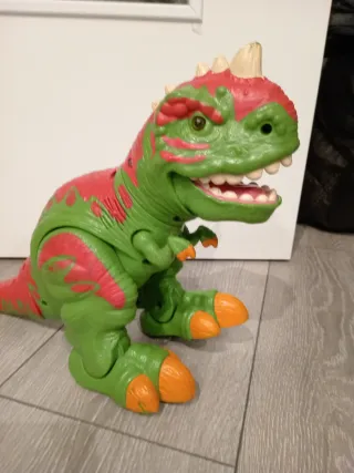 Dinosaurio de juguete verde y rojo