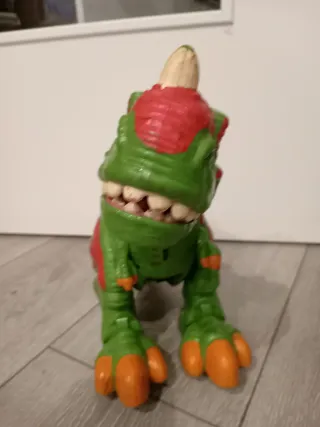 Dinosaurio de juguete verde y rojo