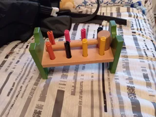 Banco de madera con martillo y clavijas