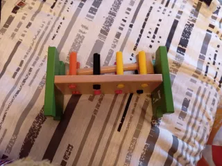 Banco de madera con martillo y clavijas