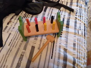 Banco de madera con martillo y clavijas