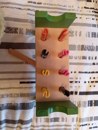 Banco de madera con martillo y clavijas